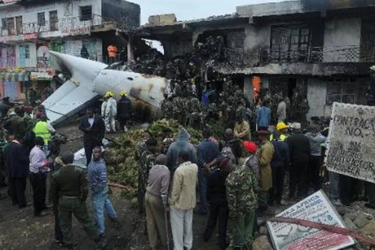 Socorristas e curiosos se concentram no local onde caiu avião no Quênia (Tony Karumba/AFP)