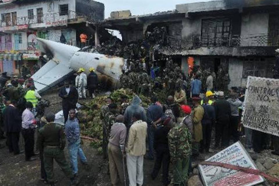 Avião cai sobre prédio no Quênia e mata 4