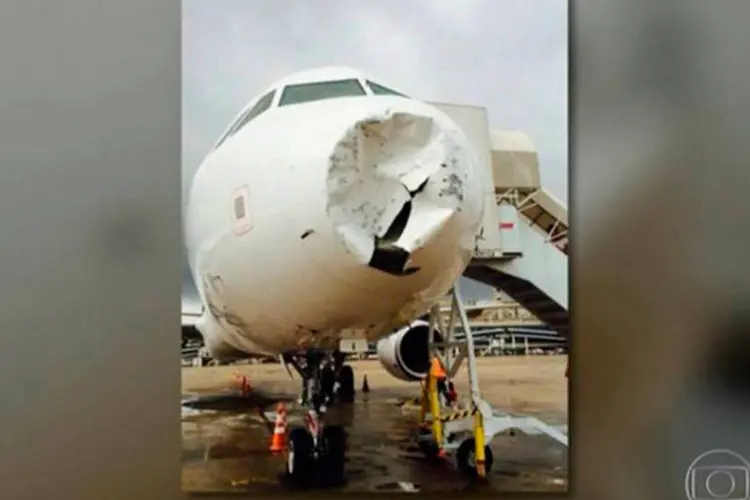 Avião da TAM atingido por granizo: a frente da aeronave ficou amassada (Reprodução/TV Globo)