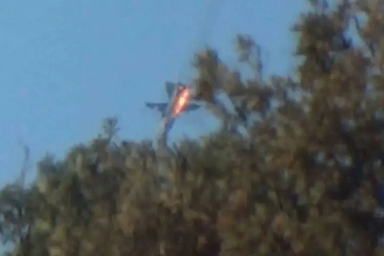 
	Avi&atilde;o russo em chamas: R&uacute;ssia garante que o Su-24 permaneceu &quot;o tempo todo sobre o territ&oacute;rio da S&iacute;ria&quot;
 (Sadettin Molla / Reuters)