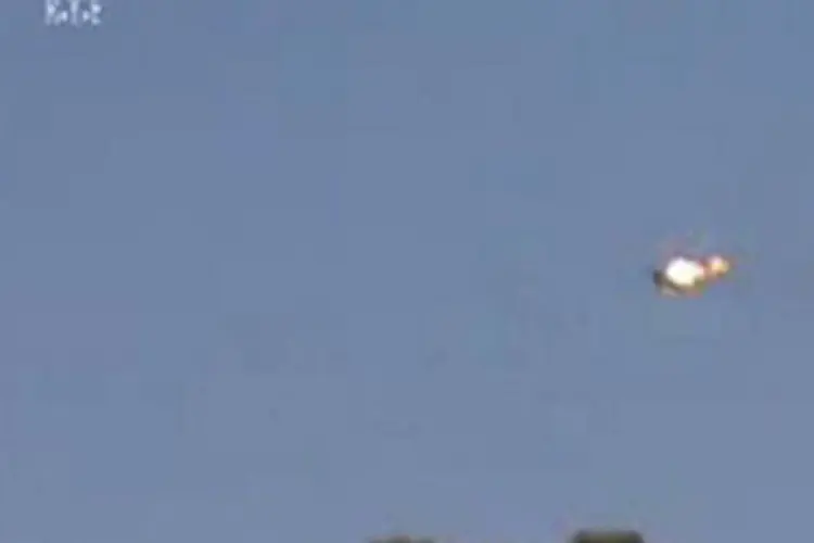 
	Um v&iacute;deo colocado por militantes no Youtube mostra uma aeronave aparentemente atingida em meio a disparos
 (AFP)