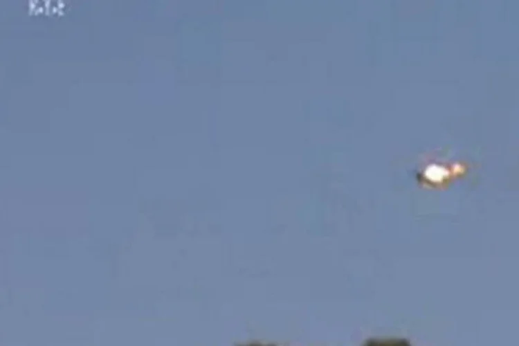 
	Um v&iacute;deo colocado por militantes no Youtube mostra uma aeronave aparentemente atingida em meio a disparos
 (AFP)