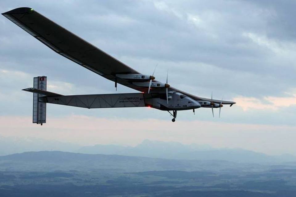 Avião movido a energia solar faz primeiro voo de testes