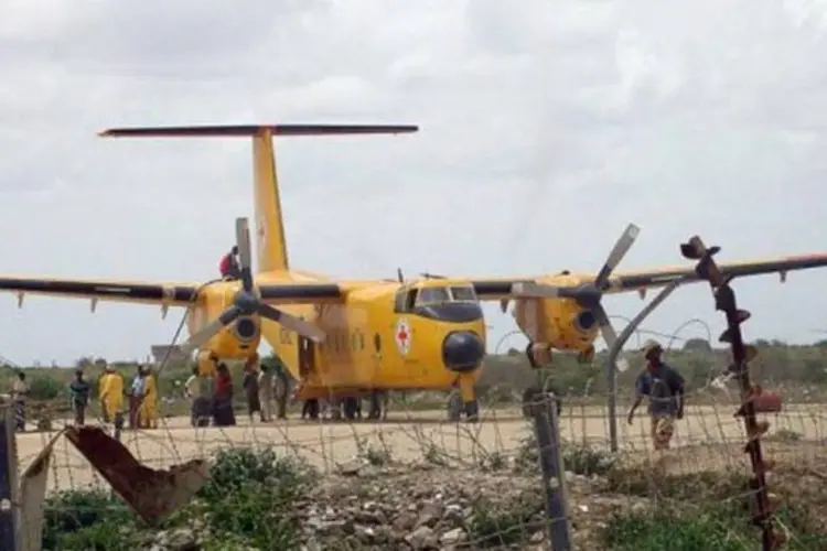 Avião da Cruz Vermelha em Mogadíscio, na Somália (AFP / Stringer)