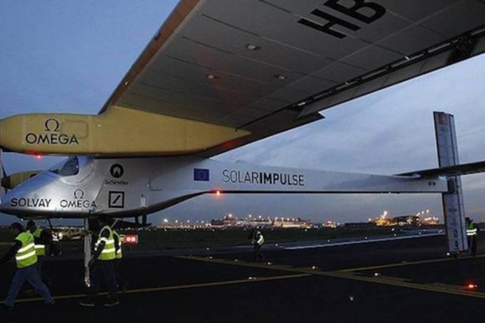 Avião movido a energia solar não consegue completar voo