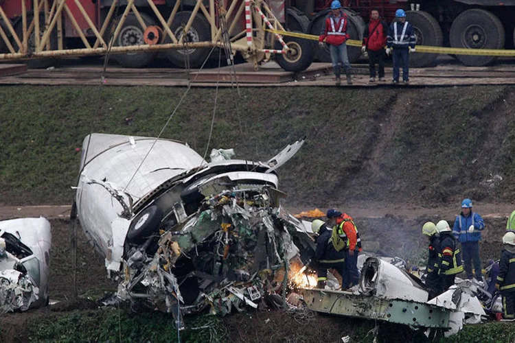 
	Equipe de emerg&ecirc;ncia parte avi&atilde;o acidentado em Taiwan: o avi&atilde;o emitiu cinco alertas antes de cair
 (REUTERS/Pichi Chuang)