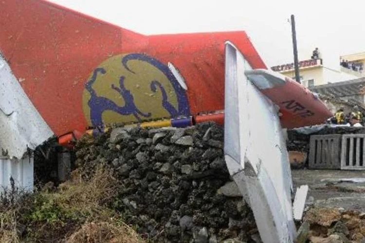 Fuselagem do avião da TransAsia em uma área residencial de Taiwan (Sam Yeh/AFP)