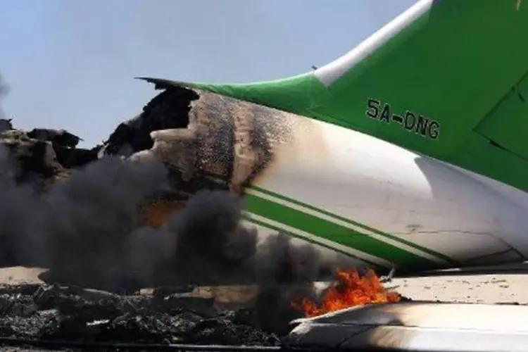 
	Avi&atilde;o destru&iacute;do no aeroporto de Tr&iacute;poli: mais de 10 avi&otilde;es foram danificados
 (Mahmud Turkia/AFP)