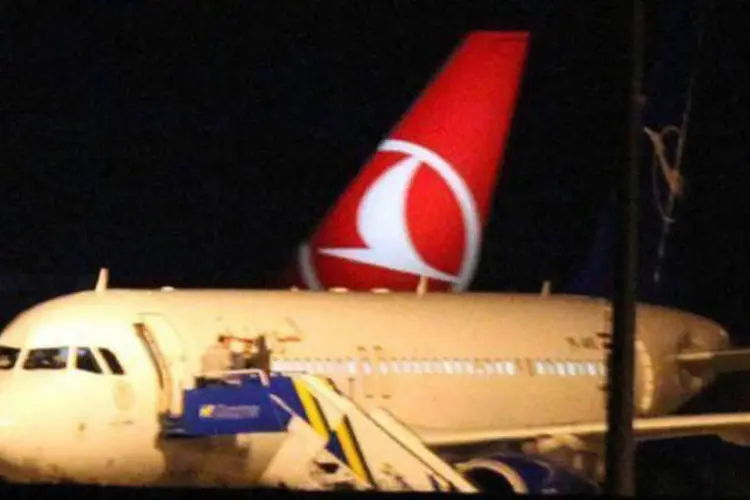 
	Avi&atilde;o s&iacute;rio interceptado pela Turquia aterrissa no aeroporto de Ancara: o governo s&iacute;rio acusou as autoridades turcas de terem maltratado a tripula&ccedil;&atilde;o
 (Adem Altan/AFP)