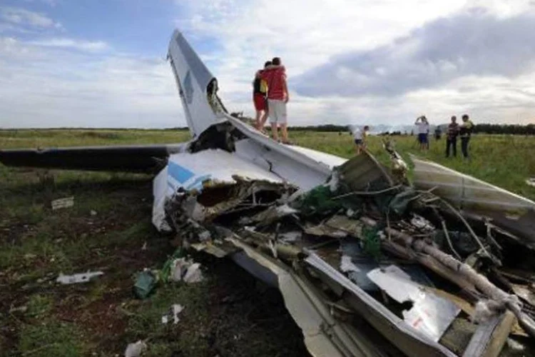 Restos do avião na Ucrânia: míssil provavelmente partiu do território russo, diz Ucrânia (Dominique Faget/AFP)