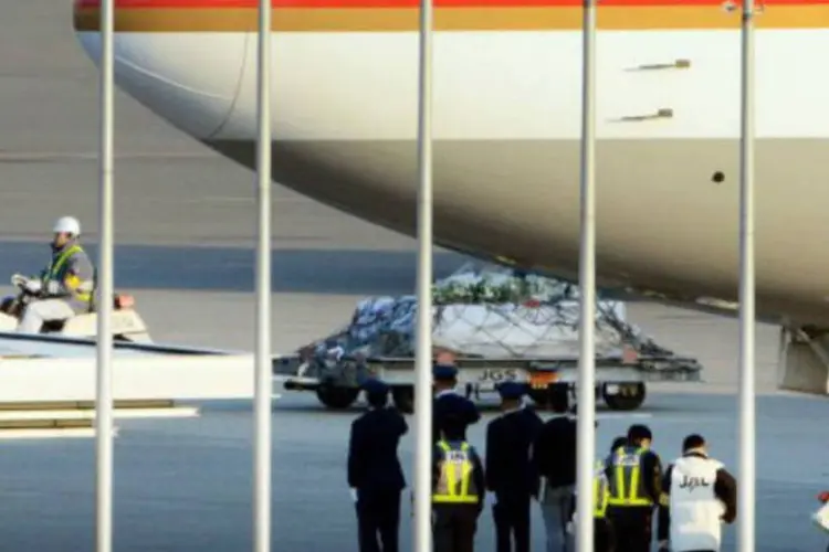 Um avião transportando sete sobreviventes japoneses que haviam sido feitos reféns na Argélia junto com os corpos de nove de seus colegas chegou à Tóquio nesta sexta-feira (AFP)