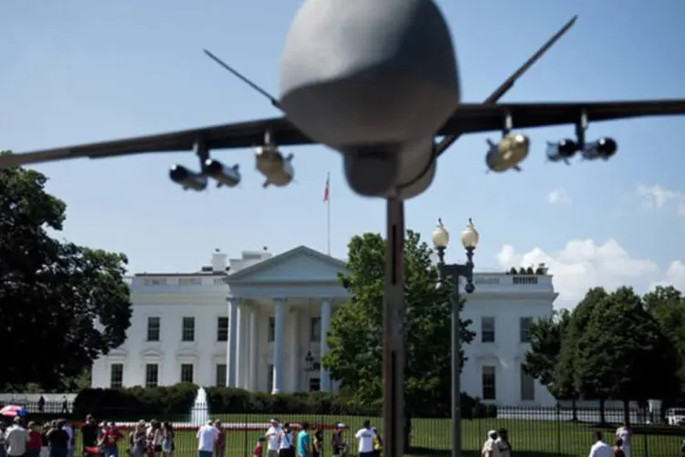 
	Maquete de &#39;Drone&quot; americano em frente &agrave; Casa Branca, Washington: os avi&otilde;es teleguiados americanos dispararam quatro m&iacute;sseis&nbsp;
 (Brendan Smialowski/AFP)