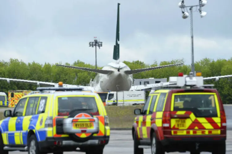 Avião da Pakistan International Airlines é cercado por veículos de emergência na pista no aeroporto de Stansted, no sul da Inglaterra (REUTERS / Paul Hackett)