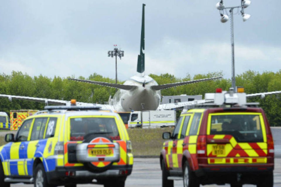 Britânicos detidos por ameaçar avião têm fiança negada