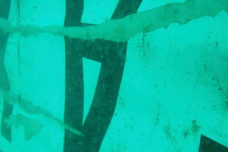 Fotografia da equipe de resgate na Indonésia mostra destroços do avião da AirAsia no fundo do mar (REUTERS/BASARNAS/Handout via Reuters)