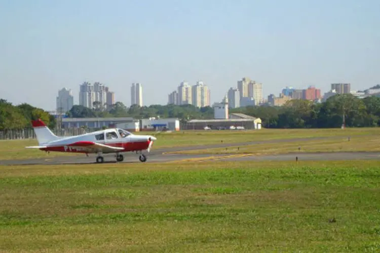 
	Avi&atilde;o em aeroporto Campo de Marte: a Prefeitura de S&atilde;o Paulo tem planos de limitar o uso do Campo de Marte, tornando-o um heliporto
 (Peter Louiz/ Wikimedia Commons)