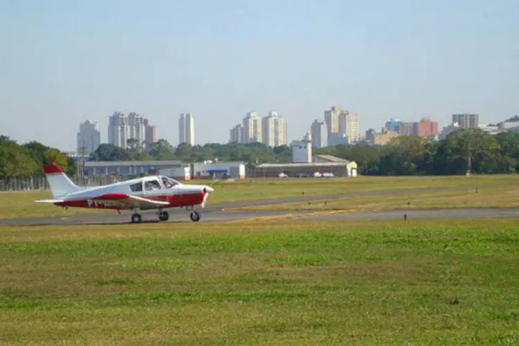 Avião em aeroporto Campo de Marte, em São Paulo (Peter Louiz/Wikimedia Commons)