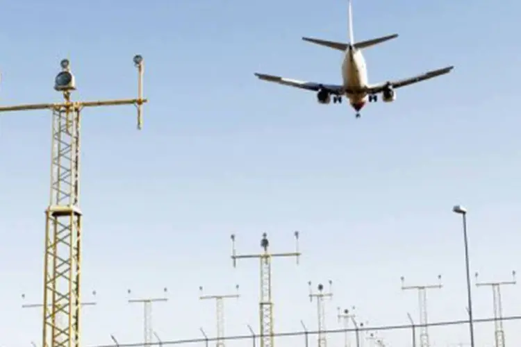 
	Avi&atilde;o decola de aeroporto
 (Larsen Hakon Mosvold/AFP)
