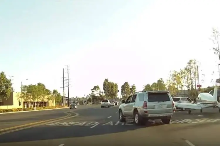 
	Um avi&atilde;o pousa no meio da pista de uma avenida na cidade de Irvine, na Calif&oacute;rnia
 (Reprodução/YouTube)
