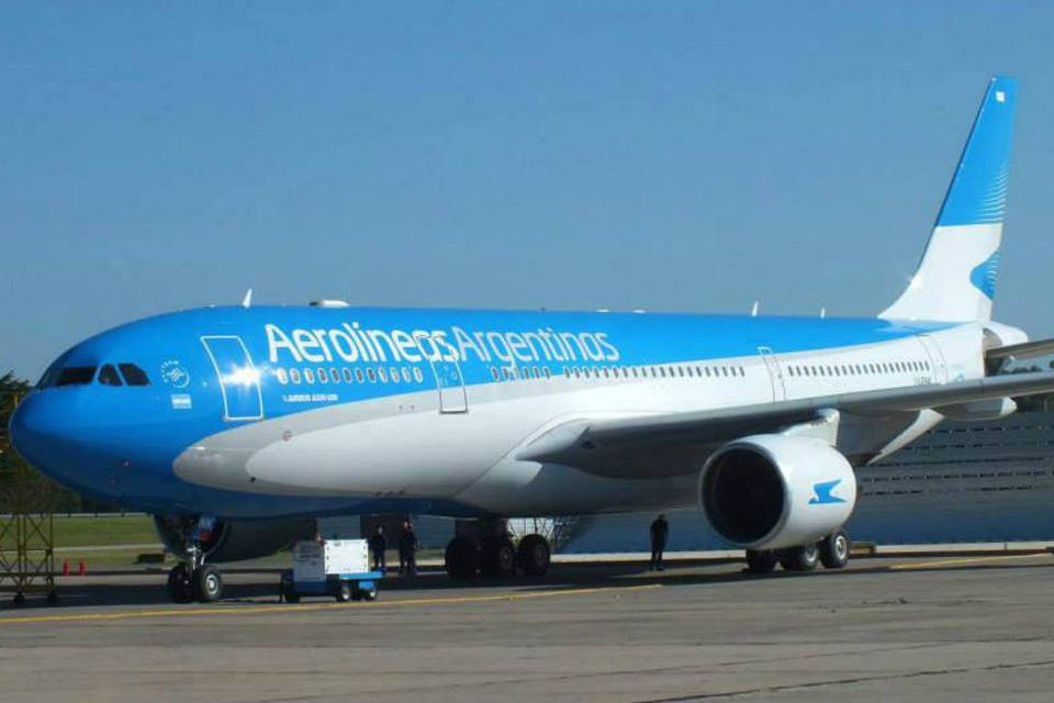 Aérea argentina demite pilotos que deixaram atriz pilotar