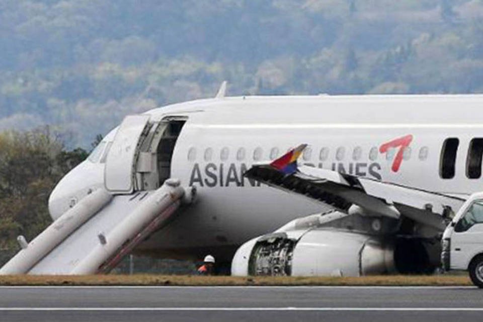 
	Airbus A320 da Asiana Airlines: os 74 passageiros e oito tripulantes abandonaram o avi&atilde;o pelas sa&iacute;das de emerg&ecirc;ncia
 (Jiji Press/AFP)
