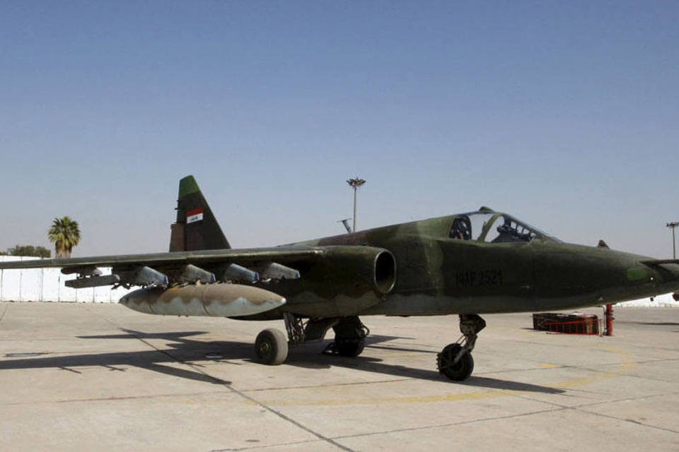 Aviões iraquianos atacam militantes do EI em Tikrit
