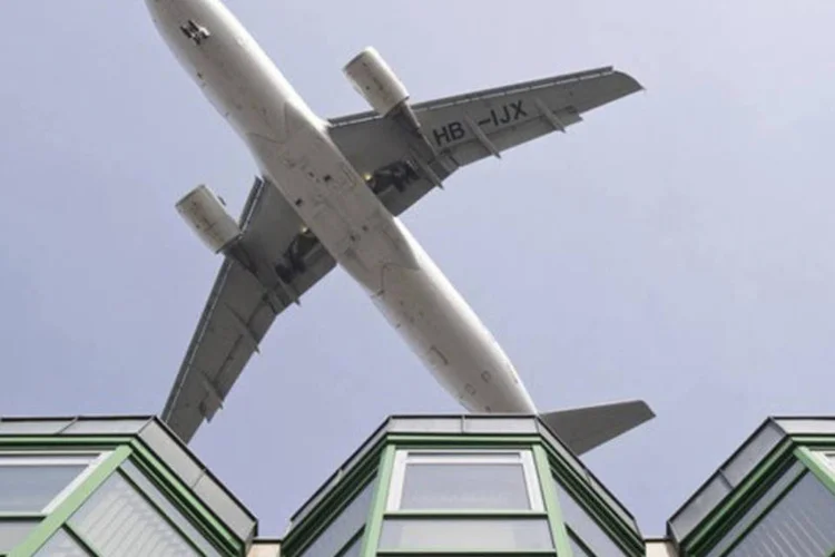 Avião sobrevoa um prédio em Berlim   (John Macdougall/AFP)