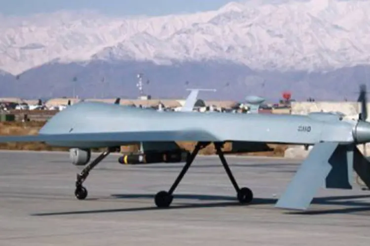 Avião não tripulado US Predator no hangar da base de Bagram, Afeganistão: os ataques eram até pouco tempo periódicos nesta região, fronteira com o Afeganistão e onde operam várias facções talibãs
 (Bonny Schoonakker/AFP)