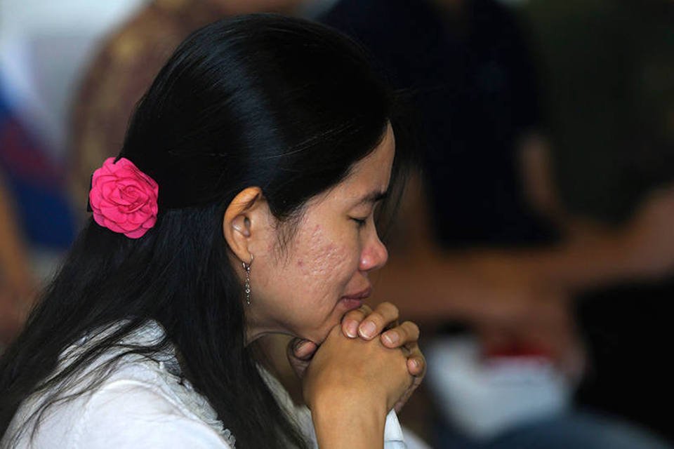 Mal tempo prejudica busca por corpos de voo da AirAsia