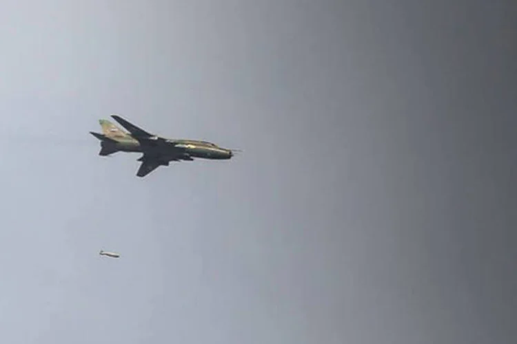 
	Avi&atilde;o das for&ccedil;as s&iacute;rias: o ex&eacute;rcito s&iacute;rio anunciou na noite de quarta-feira que a avia&ccedil;&atilde;o israelense bombardeou um centro de pesquisas militares.
 (©afp.com / John Cantlie)