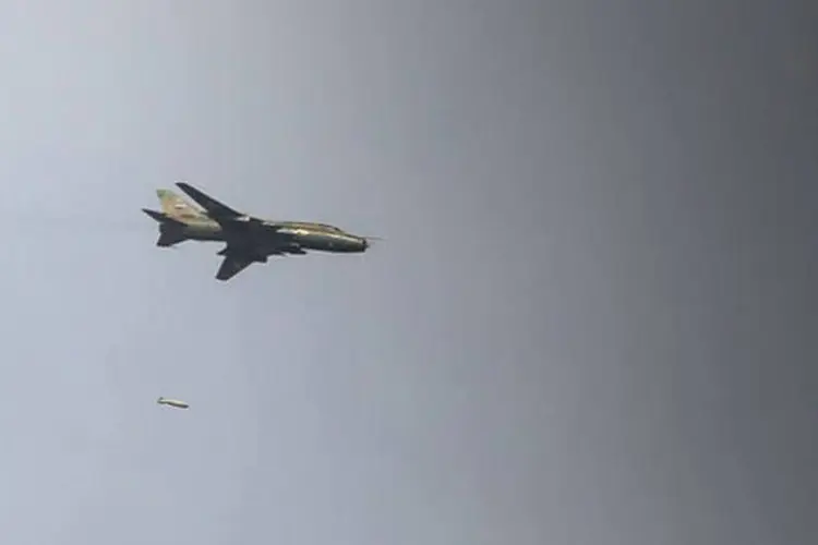 Avião das forças sírias: o regime tenta manter o controle de Damasco e utiliza a aviação, sua principal arma no conflito. (©afp.com / John Cantlie)