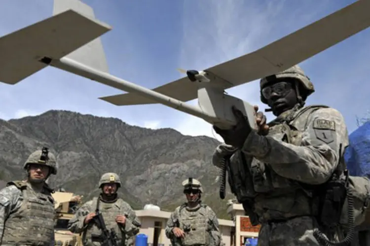 Americano prepara um drone RQ-11 Raven: "Esses drones estão em mãos das equipes do centro de pesquisas das Forças Armadas e muita informação foi recuperada", acrescentou (©afp.com / Liu Jin)