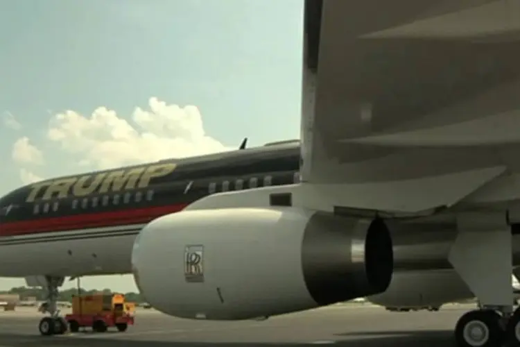O avião de Donald Trump tem seu nome pintado na carenagem (Reprodução)