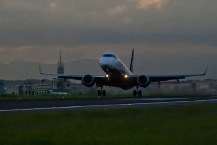 
	Jato da Azul Linhas A&eacute;reas pousa no Aeroporto Santos Dumont, no Rio de Janeiro
 (Dado Galdieri/Bloomberg)