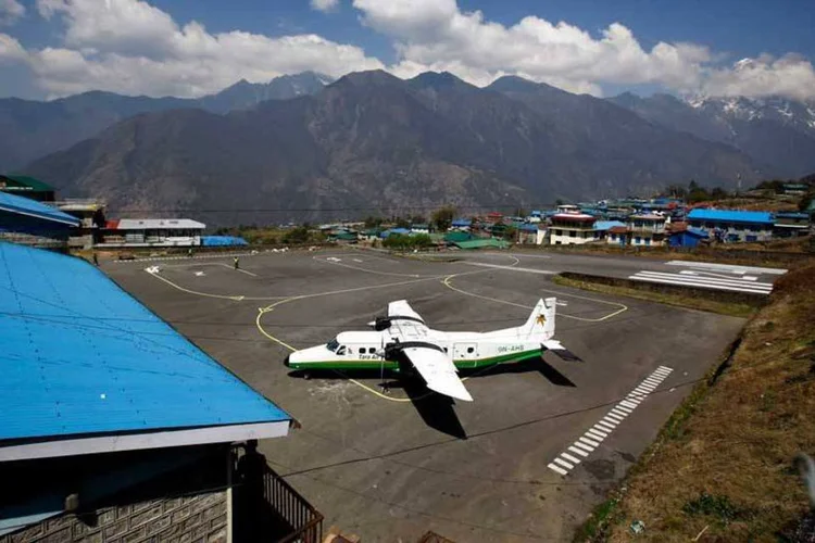 
	Avi&atilde;o da Tara Air no aeroporto de Tenzing Hillary, no Nepal: a companhia a&eacute;rea anunciou que 23 pessoas estavam a bordo
 (REUTERS/Navesh Chitrakar)