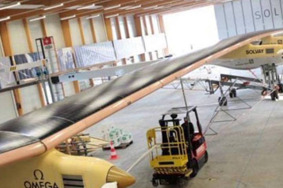 Voo do avião Solar Impulse é adiado por problemas técnicos