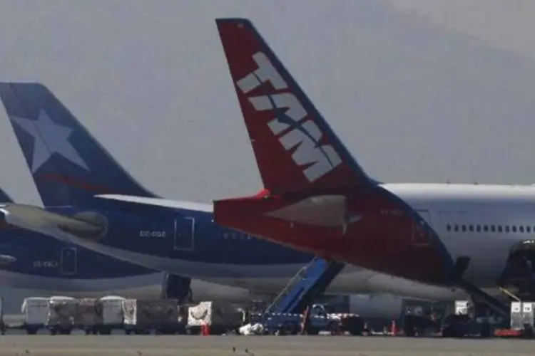 Aeronaves da TAM Linhas Aéreas e da LAN estacionadas no aeroporto internacional de Santiago (Ivan Alvarado/Reuters)
