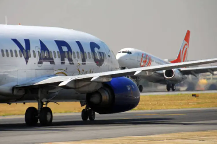 Avião da Varig passa por um avião da GOL, decolando no aeroporto de Congonhas, em São Paulo (Paulo Fridman/Bloomberg News)