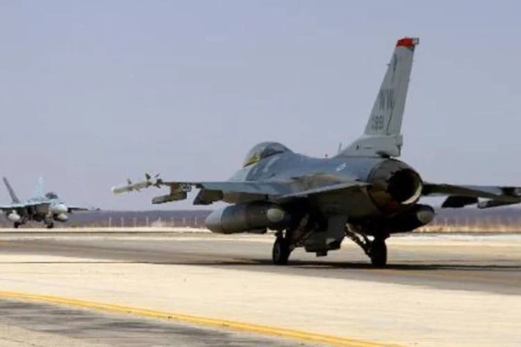 
	Avi&otilde;es de combate americanos F-16: em janeiro, um ca&ccedil;a teve que escoltar dois avi&otilde;es de passageiros que voavam rumo ao Aeroporto Internacional de Atlanta ap&oacute;s amea&ccedil;as
 (SSgt Tyler McLain/AFP)