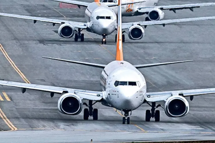 
	Avi&otilde;es da Gol, no aeroporto de Congonhas, em S&atilde;o Paulo: apesar do aumento no preju&iacute;zo, a empresa teve receita l&iacute;quida recorde
 (Danilo Verpa / FolhaPress)