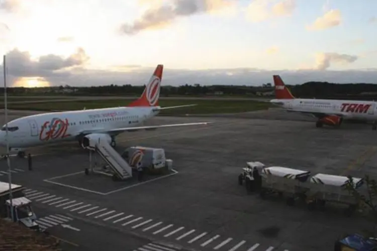 Pista do aeroporto de Porto Seguro com aviões da Gol e da Tam (Renata Carvalho/Veja)