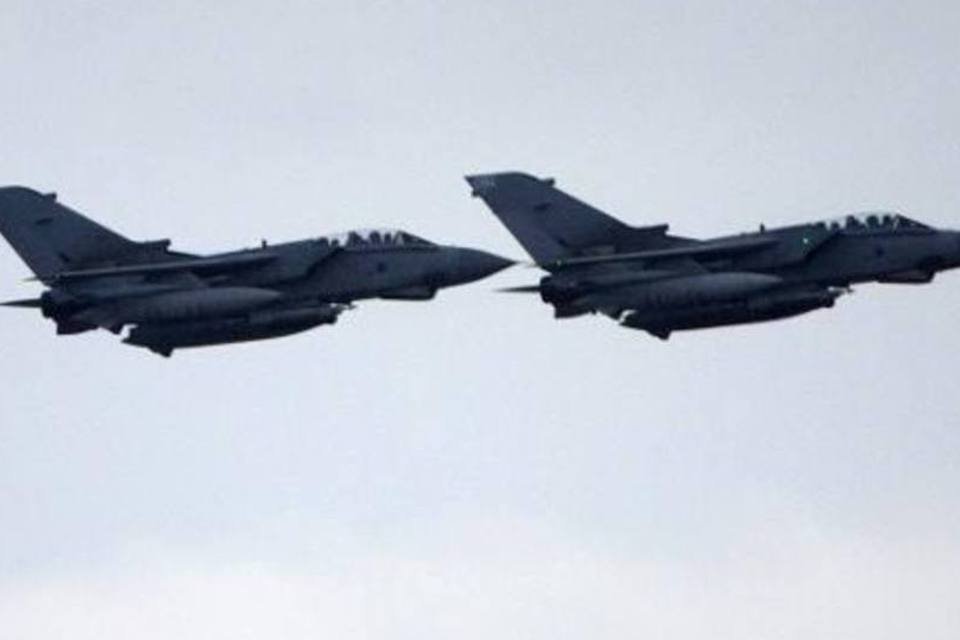 Aviões colidem em show aéreo na Suíça