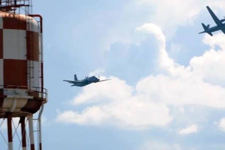 
	Dois avi&otilde;es das For&ccedil;as A&eacute;reas italianas decolam de base na Sic&iacute;lia: Renzi esclareceu que a autoriza&ccedil;&atilde;o para a decolagem dos drones ser&aacute; analisada
 (Mario Laporta/AFP)