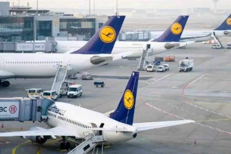 
	Avi&otilde;es da Lufthansa: Airbus A320 da companhia de baixo custo alem&atilde; Germanwings, de propriedade da Lufthansa, caiu nos alpes franceses
 (Christoph Schmidt/AFP)