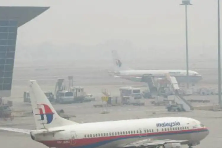 Aviões da Malaysia Airlines em Kuala Lumpur: buscas pela aeronave entraram no sexto dia (Mohd Rasfan/AFP)