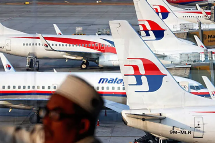 
	Avi&otilde;es da Malaysia Airlines: o ministro afirmou ainda que imagens de sat&eacute;lite da China com poss&iacute;veis destro&ccedil;os do avi&atilde;o foram erradamente divulgadas
 (REUTERS/Damir Sagolj)