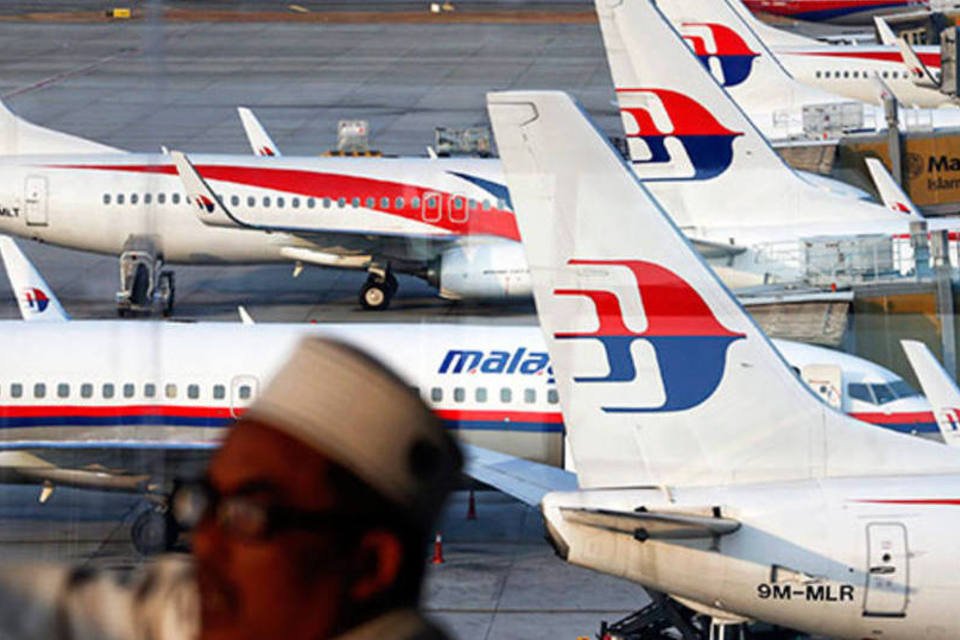 Busca por avião continua no norte e no sul, diz Malásia