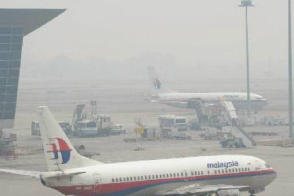 Buscas por avião cobrem Ásia, mas investigação avança pouco