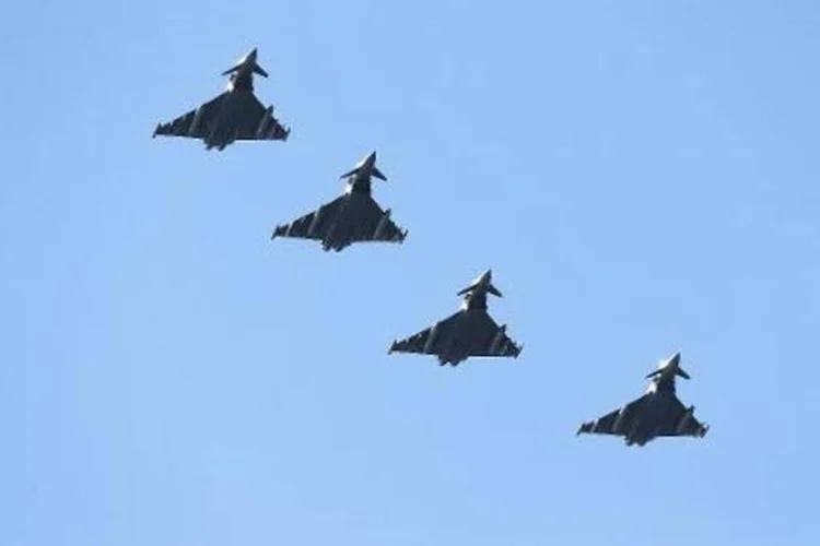 Do total de aeronaves detectadas, 50 cruzaram a linha média do Estreito de Taiwan (TORBJOERN KJOSVOLD/AFP)