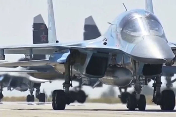 
	Avi&otilde;es militares russos: o 1&ordm; grupo de avi&otilde;es de combate russos desdobrados na base s&iacute;ria de Khmeimim decolou hoje de volta &agrave; R&uacute;ssia
 (Ministério da Defesa russo / Reuters)